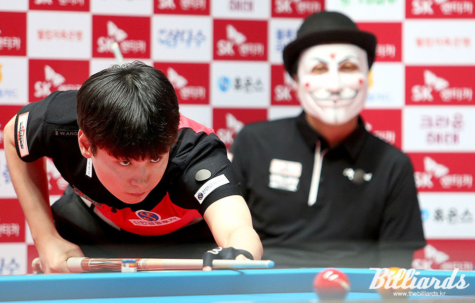 당구해커와 첫 대결을 벌인 신정주.  사진=김용근/(사)프로당구협회 제공