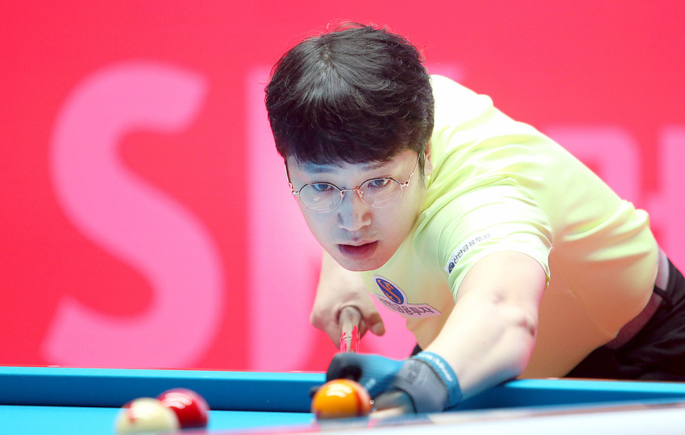 '스마일맨' 오성욱(신한금융투자)이 'SK렌터카 PBA 월드챔피언십' 8강전에서 강동궁(웰컴저축은행))에게 세트스코어 0-2로 뒤져 패배 위기에 몰렸다가 3-2 극적인 역전승을 거두고 준결승에 진출했다.  사진=PBA 제공