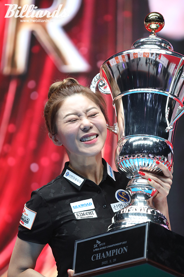 우승 트로피를 안은 김가영이 기뻐하고 있다.  사진=고양/김민영 기자