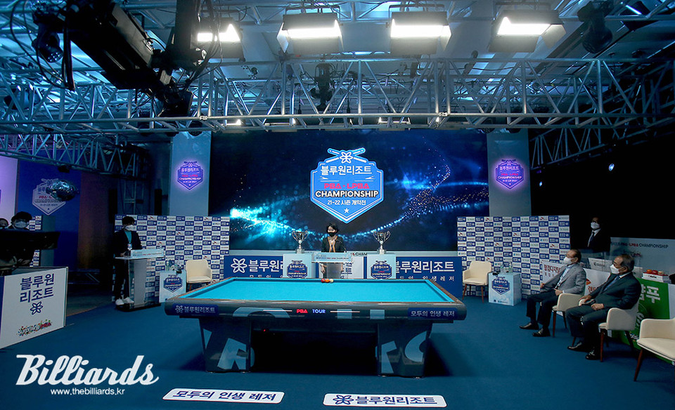 2021-22시즌의 개막을 알린 '블루원리조트 PBA-LPBA 챔피언십' 개회식.  사진=프로당구협회 제공