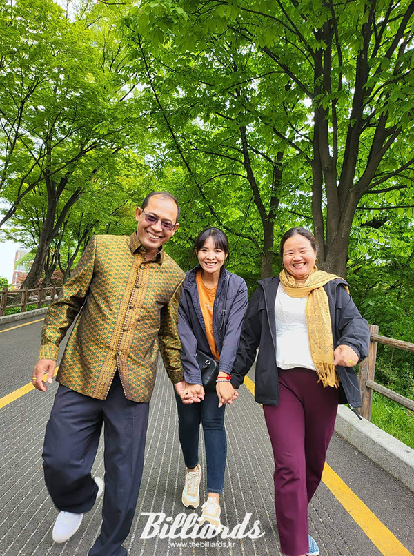 부모님을 한국으로 모셔와 치료를 도와주고 있는 스롱 피아비(가운데)가 부모님과 서울 남산에서 기념촬영 하고 있다. 사진=(사)프로당구협회 제공