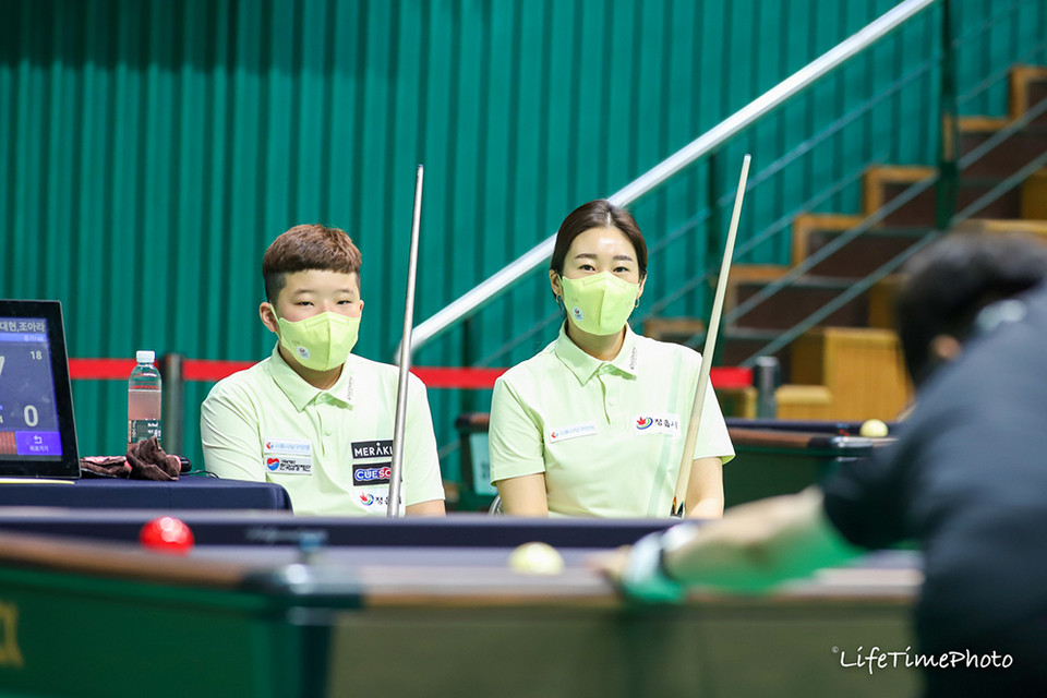 엄마(조아라)와 한 팀을 이뤄 3쿠션 복식 대회에 출전한 학생부 김대현.  사진=함상준/대한당구연맹 제공
