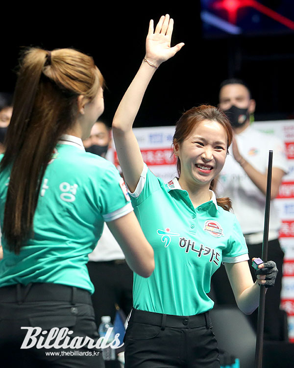 신생팀 하나카드의 김가영과 김진아가 여자 복식에서 승리 후 기뻐하고 있다. 이날 하나카드는 TS샴푸∙푸라닭으 4-1로 꺾고 팀리그 첫 경기를 승리로 장식했다. 사진=PBA 제공