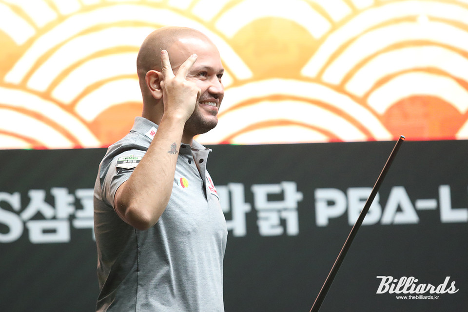 승리한 위마즈가 관중석을 향해 'V'를 그리며 세리머니를 하고 있다.  사진=이용휘 기자