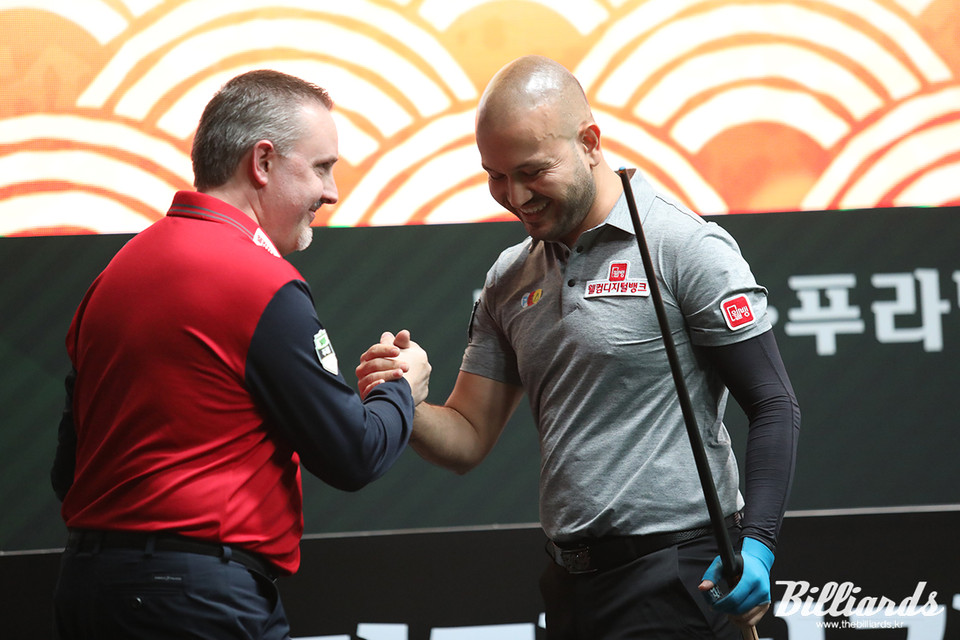 경기 후 악수를 나누는 쿠드롱과 위마즈.  사진=이용휘 기자