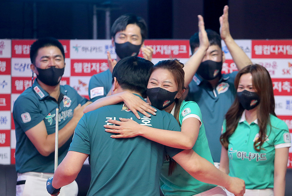 하나카드의 주장 김병호와 김가영이 포옹하며 승리를 축하하고 있다.  사진=PBA 제공