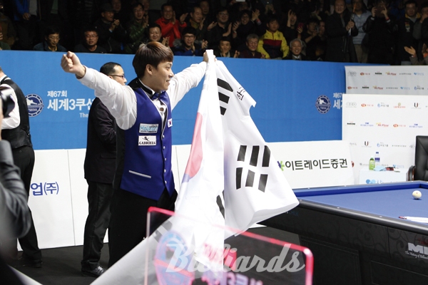 2014년 서울3쿠션세계선수권대회에서 우승을 차지한 최성원이 태극기를 펼쳐 보이고 있다.  사진=빌리어즈 DB