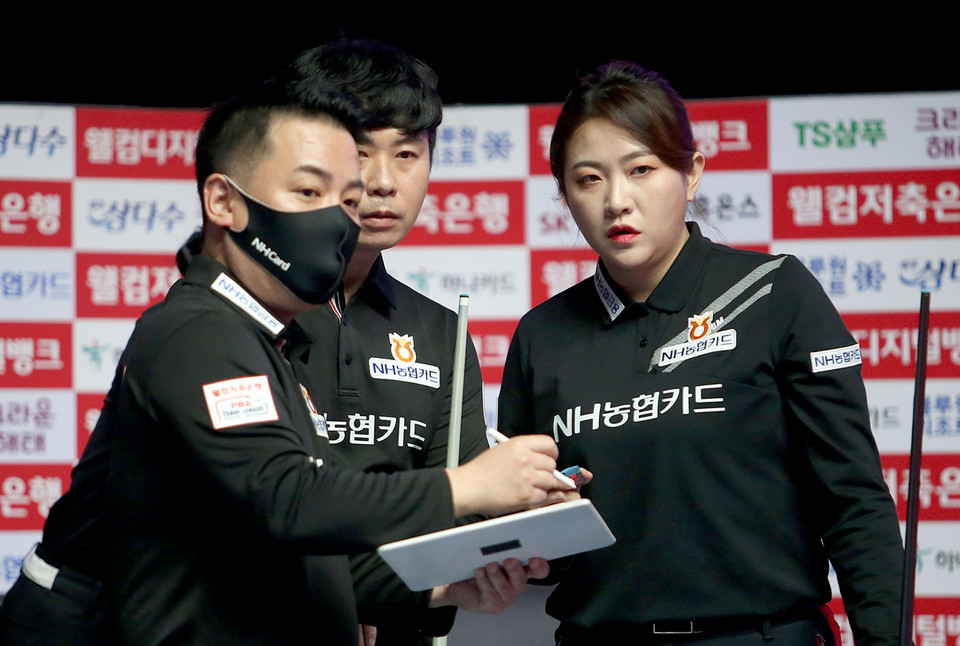 작전을 상의하는 NH농협카드 조재호, 김현우, 김민아(왼쪽부터).  사진=PBA 제공