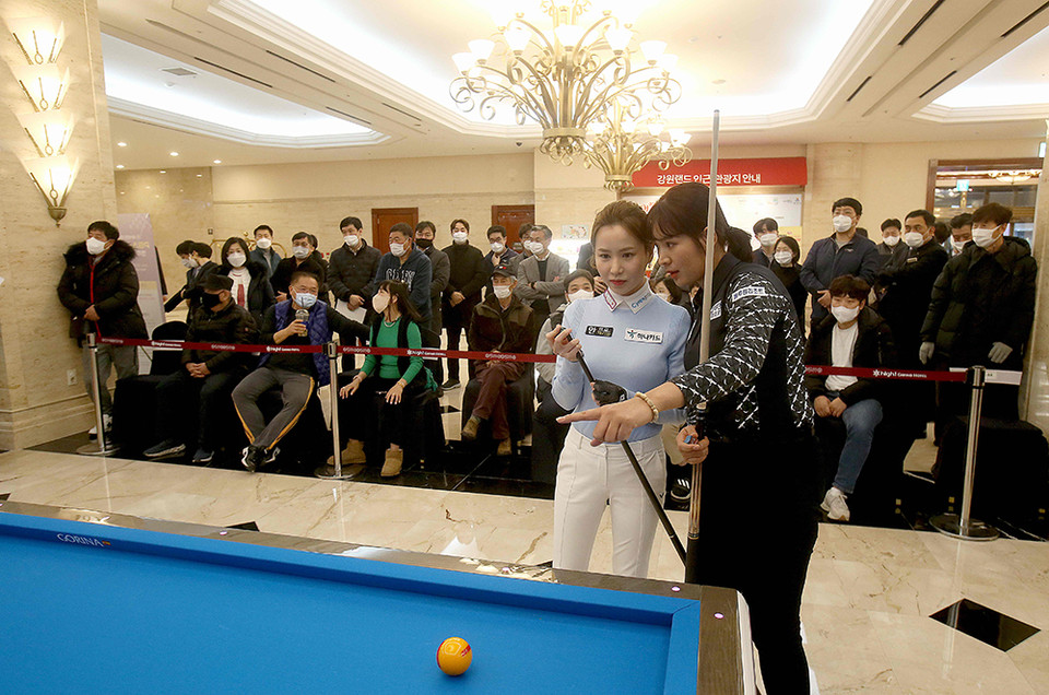 김진아와 스롱 피아비가 이벤트 매치에 한 팀으로 참여했다.  사진=PBA 제공