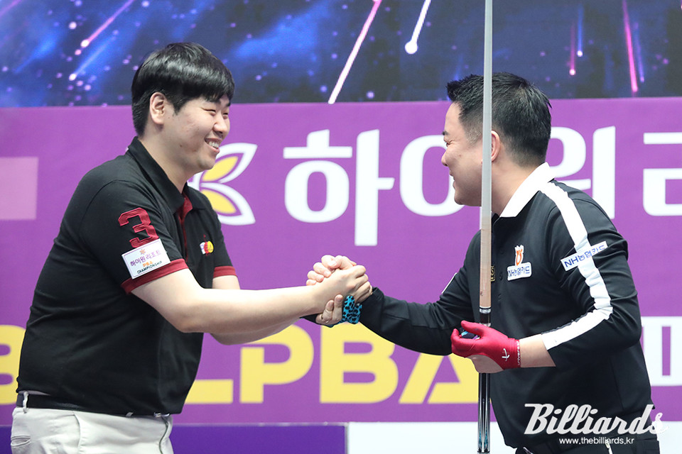 8강전 대결 후 인사를 나누는 백찬현과 조재호. 사진=정선/이용휘 기자