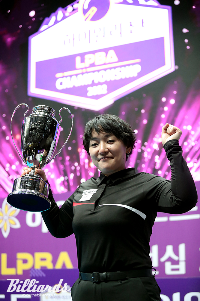 여자 프로당구(LPBA) 도전 4년 만에 투어 우승을 차지한 일본의 히가시우치 나츠미(40).  사진=이용휘 기자