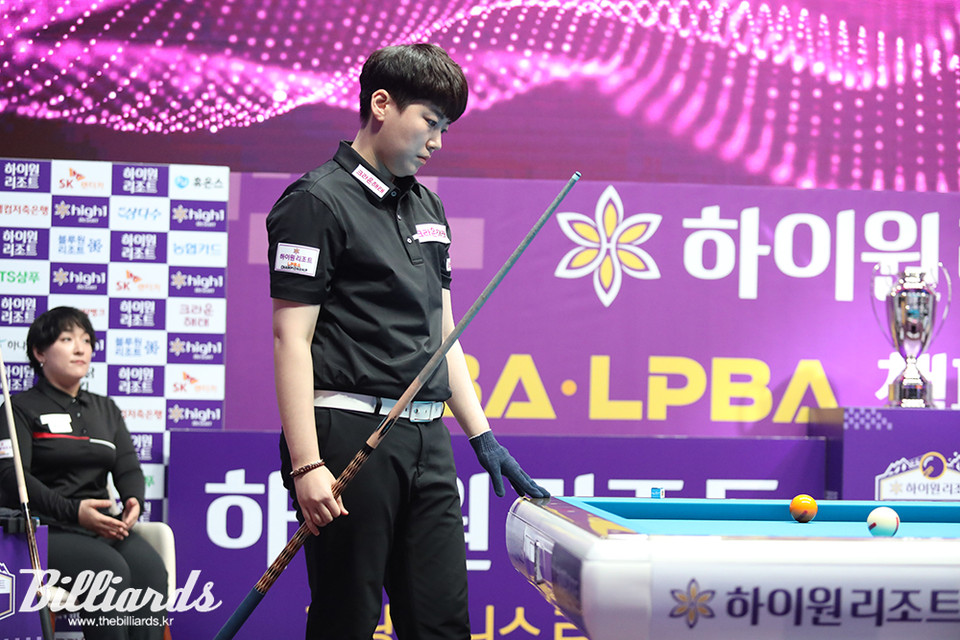 히가시우치 나츠미와 결승전 대결 중인 백민주.  사진=정선/이용휘 기자