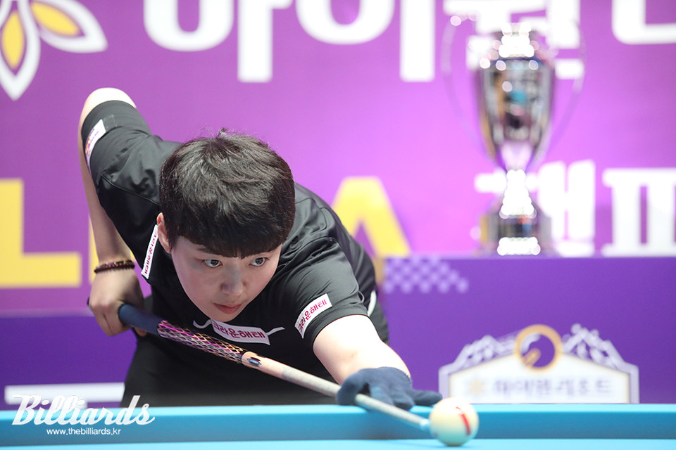 결승전 중 백민주의 뒤로 우승 트로피가 보인다.  사진=정선/이용휘 기자