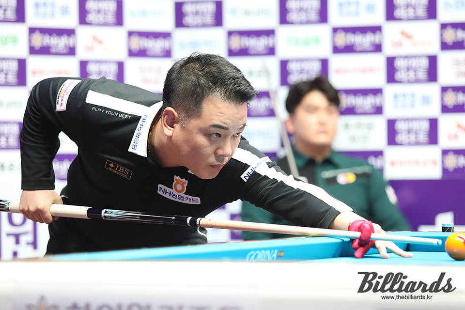 오태준을 상대로 어려운 경기를 이어 가는 조재호.  사진=정선/이용휘 기자