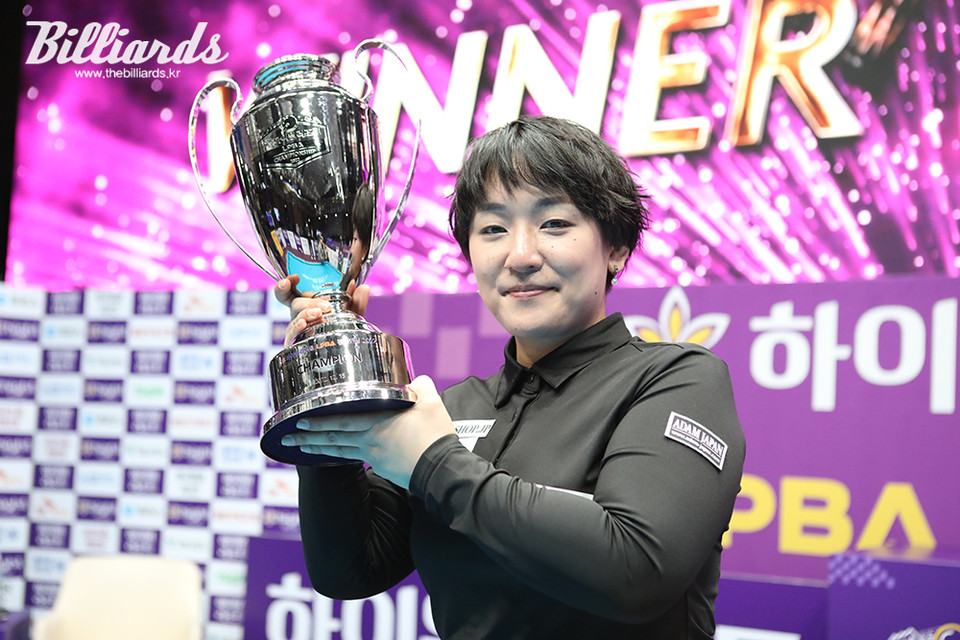 드디어 우승 트로피를 손에 넣은 히가시우치 나츠미.  사진=정선/이용휘 기자