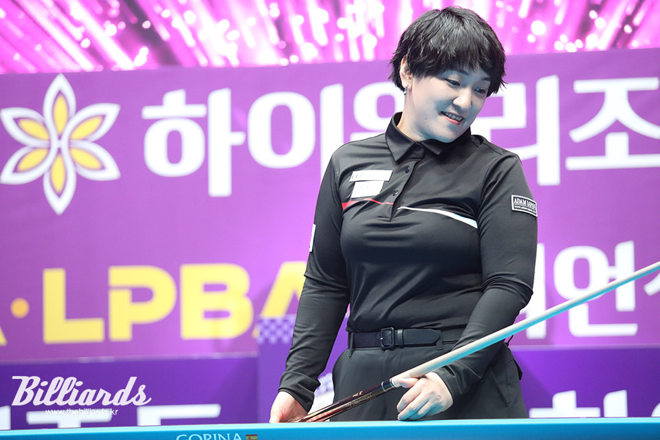 백민주와의 결승전 대결 중 미소 짓는 히가시우치 나츠미. 사진=정선/이용휘 기자