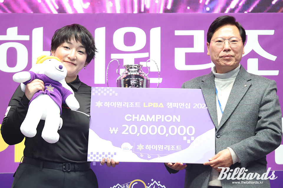 우승을 차지한 히가시우치 나츠미가 2천만원의 상금을 손에 넣었다. 시상식 후 대회 타이틀스폰서인 하이원리조트의 이삼걸 대표이사와 포즈를 취했다.  사진=정선/이용휘 기자