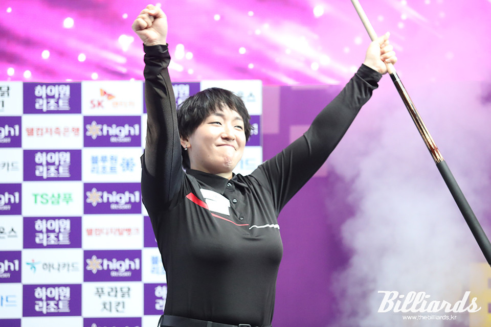 우승이 확정된 순간 손을 번쩍 들고 환호하는 히가시우치 나츠미. 사진=정선/이용휘 기자