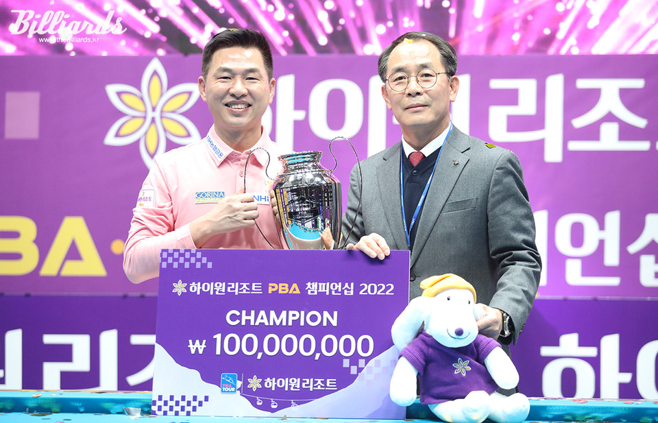 우승 마민깜과 하이원리조트 대표이사.  사진=이용휘 기자