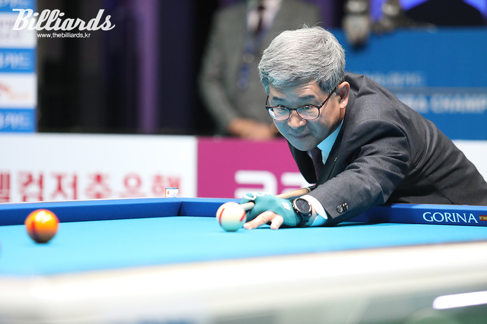 시타를 하는 윤상운 사장.  사진=고양/이용휘 기자