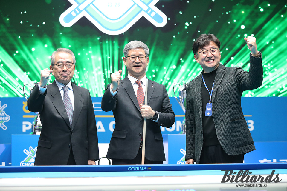 개막식 후 기념촬영을 하는 PBA 김영수 총재와 NH농협카드 윤상운 상장, PBA 장상진 부총재. 사진=고양/이용휘 기자