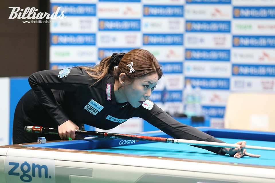 머리에 리본을 꽂은 채 대회에 출전한 김가영이 김진아와 준결승전 대결을 벌이고 있다. 사진=고양/김민영 기자