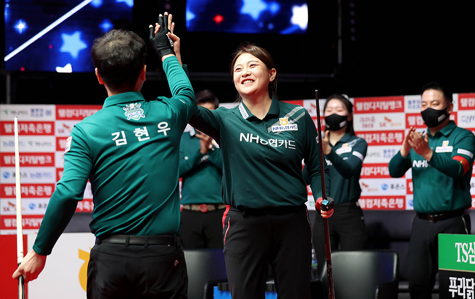 승리 후 하이파이브를 하는 NH농협카드의 김민아와 김현우. 사진=PBA 제공