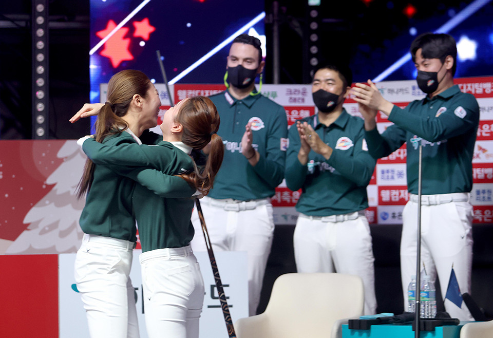 2세트 여자복식에서 승리한 하나카드의 김가영과 김진아. 사진=PBA 제공