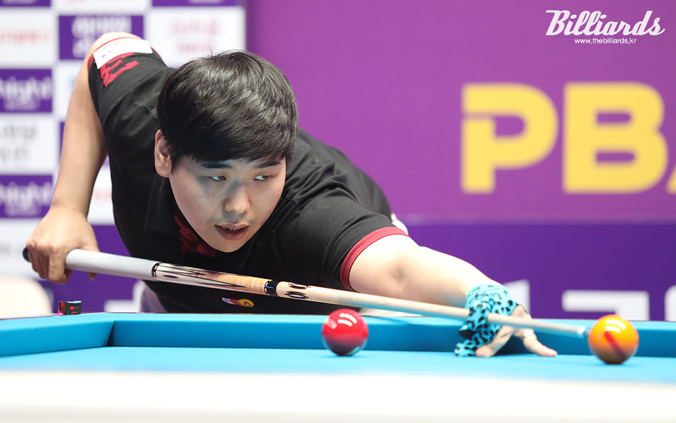 32강에서 '프로 랭킹 2위' 다비드 사파트(블루원리조트)에게 3-2로 승리한 백찬현(37).  사진=이용휘 기자