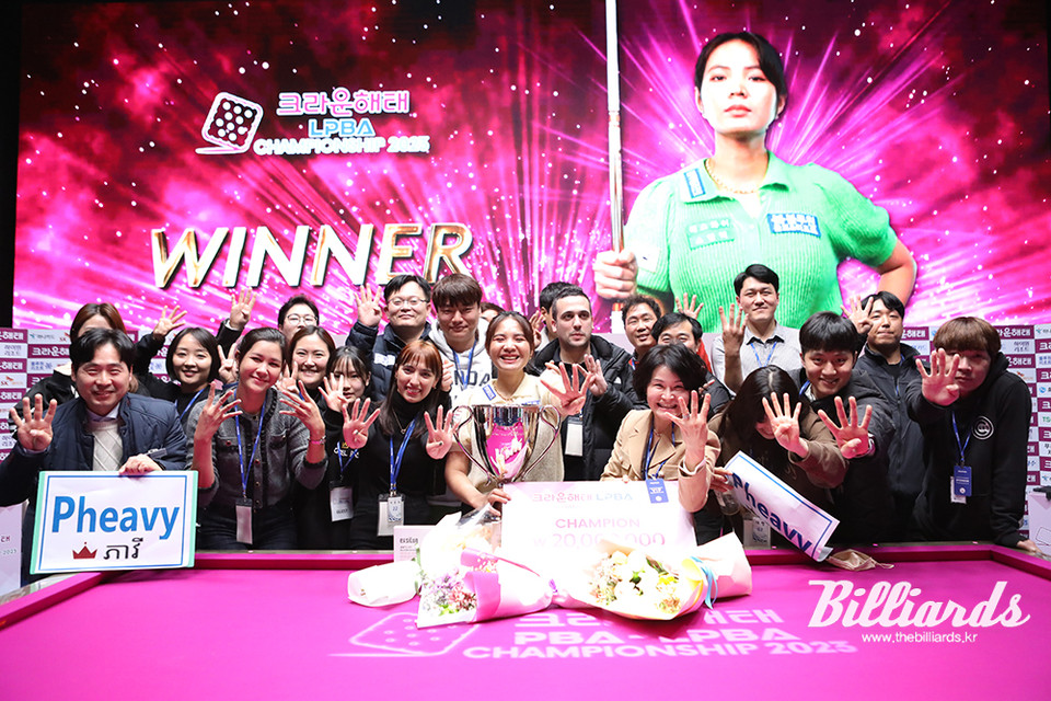 구단 관계자들과 동료들이 스롱 피아비의 통산 4승을 축하하고 있다. 사진=고양/이용휘 기자