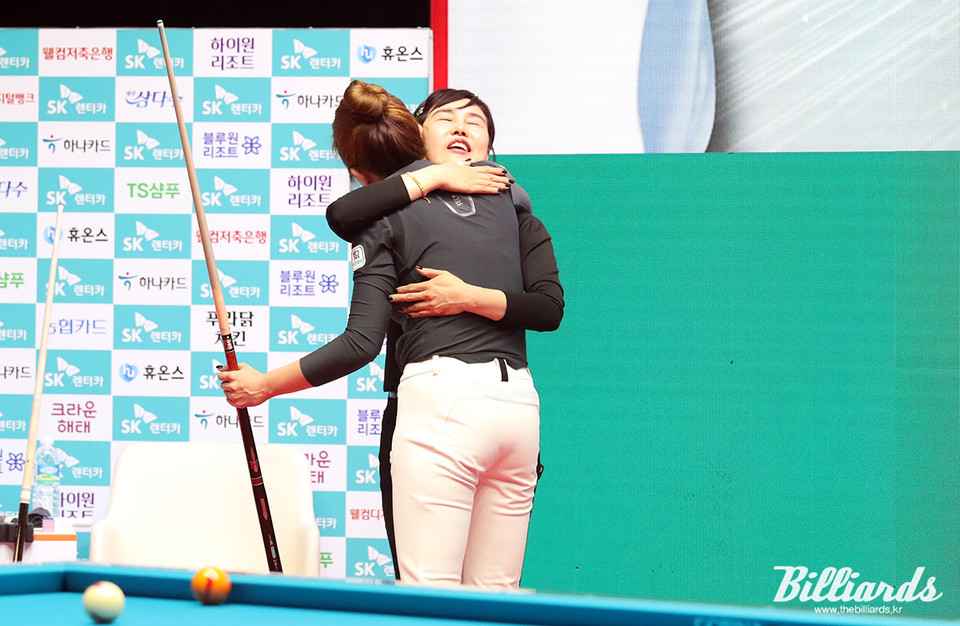경기가 끝나자 포옹을 하는 김가영과 박지현.  사진=고양/김민영 기자