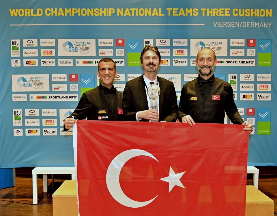 튀르키예 선수들과 튀르키예당구연맹 에르산 에르칸 회장(가운데).   사진=튀르키예당구연맹 제공