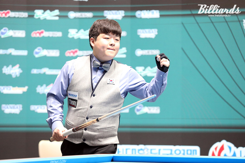 마지막 매치포인트에 성공한 조명우가 손을 들고 우승을 자축하고 있다.   사진=양구/이용휘 기자