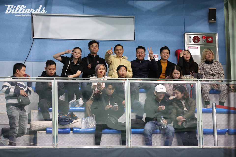 경기장에서 응원 중에 카메라를 보고 손을 흔드는 베트남 선수단.  사진=양구/이용휘 기자