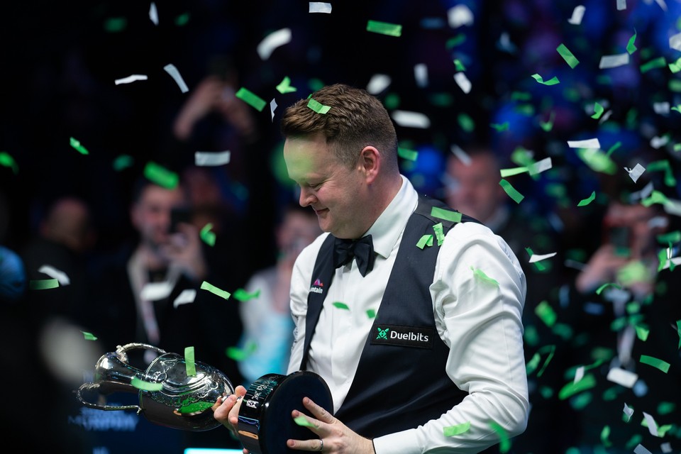 우승트로피를 바라보는 숀 머피.  사진=WST 제공