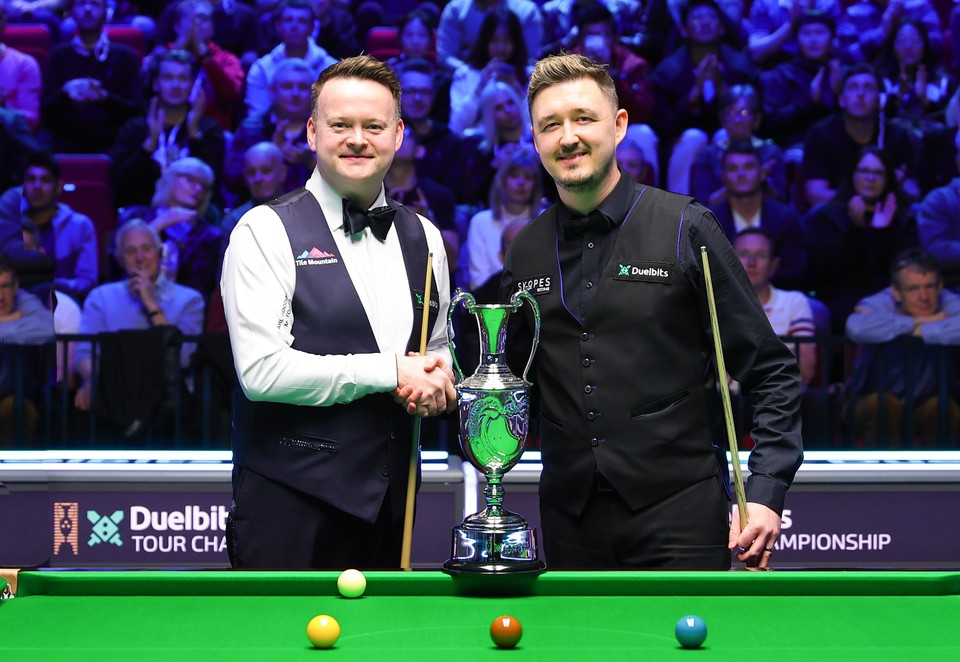 결승에 앞서 악수를 나누는 머피와 카이런 윌슨.  사진=WST 제공