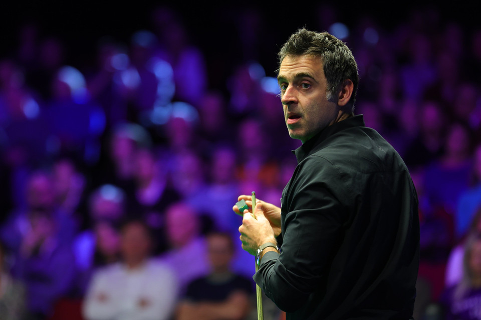 '스누커 황제' 로니 오설리번이 오는 4월 15일부터 5월 1일까지 영국에서 열리는 프로 스누커 월드챔피언십에서 통산 8승과 대회 2연패에 도전한다. 오설리번은 13일 영국 유로스포츠와의 인터뷰에서 "나는 다른 선수와 비교되는 것보다 내가 가진 표준과 비교하고 싶다. 항상 내가 가진 최고 기록을 깨기 위해 노력한다"라고 밝혔다.   사진=월드스누커투어 제공