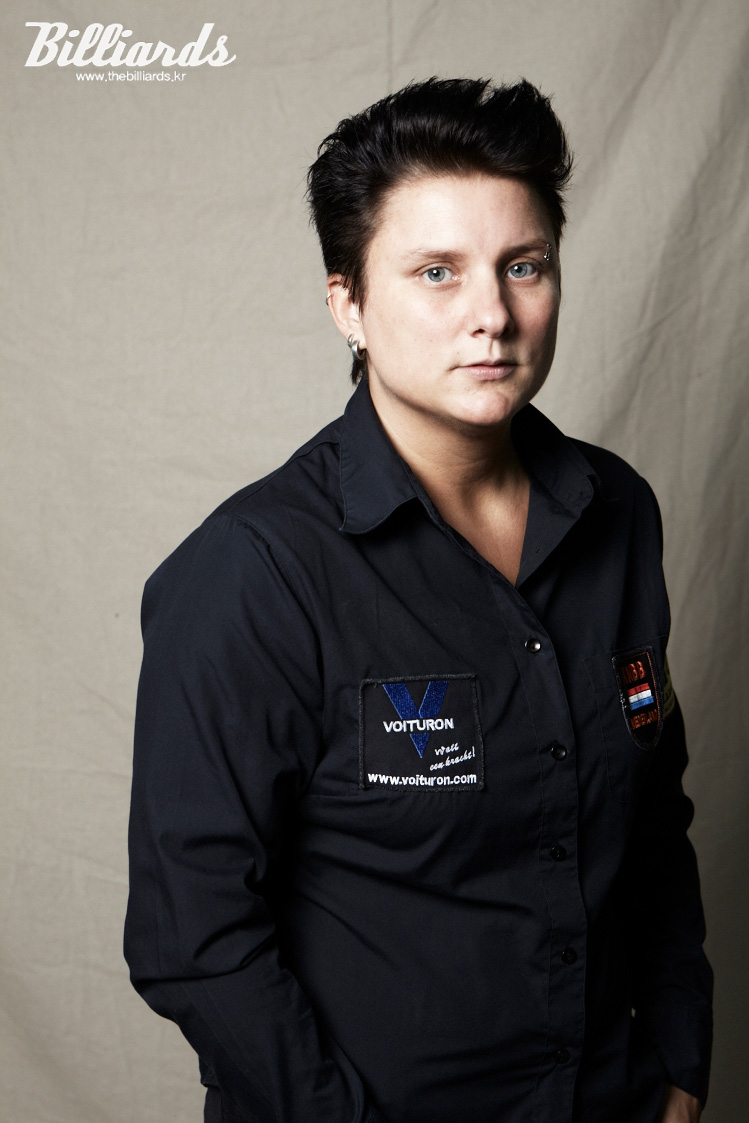 테레사 클롬펜하우어(네덜란드)는 여자 3쿠션 종목 최강자로 역사적인 기록을 세우고 있는 선수다. 아마추어라는 이름이 전혀 어울리지 않는 선수인 클롬펜하우어가 계속 아마추어로 남아 있으면 어떻게 될까. 여자 프로당구(LPBA) 투어에서 그녀를 볼 수 있는 날이 오길 기다리는 팬들이 많다.  빌리어즈 자료사진