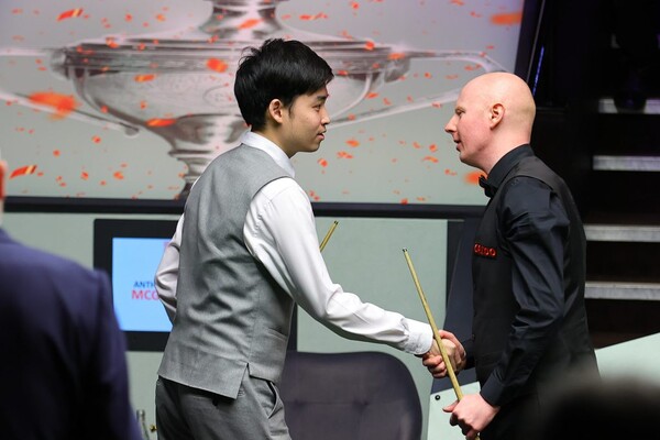 경기가 끝나자 앤서니 믹길과 인사를 나누는 스지아후이.  사진=WST 제공