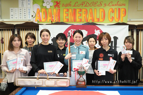 이번 대회 입상자들. LPBA에서 뛰고 있는 히다(첫줄 가운데)가 우승, 사카이 아야코 준우승(첫줄 왼쪽 두 번째), 하야시 나미코(맨 왼쪽)가 공동 3위에 올랐다.  사진=Onthehill