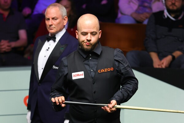 루카 브리셀이 '2023 카주 월드스누커챔피언십' 결승전에서 마크 셀비에 전반전을 9-8로 리드했다.  사진=WST