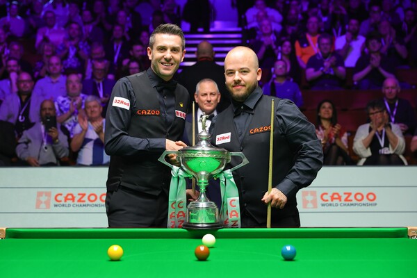 결승전에 앞서 기념촬영을 하는 두 선수.  사진=WST