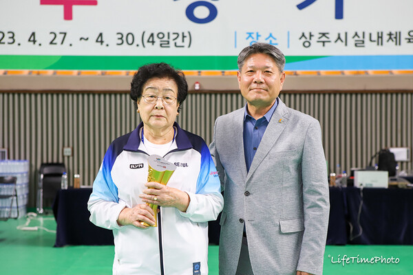 최고령 참가자 장손태(91) 씨는 뉴8볼 종목 1위를 차지했다. 사진은 장손태 씨(왼쪽)와 대한당구연맹 신용진 전무이사. 사진=대한당구연맹 제공