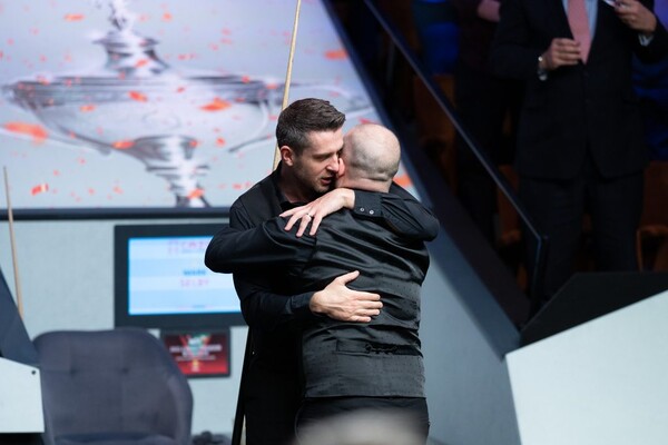 브리셀과 포옹하며 우승을 축하하는 셀비.  사진=WST 제공