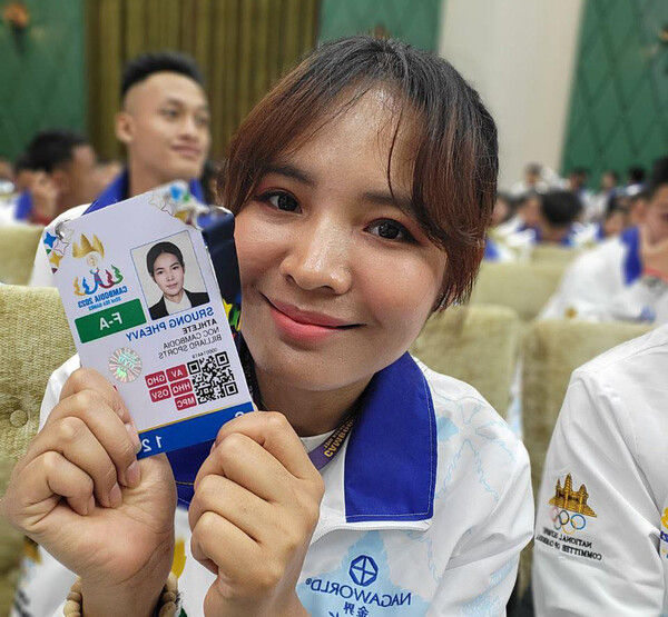 캄보디아 국가대표로 동안아시아게임에 출전하는 스롱 피아비가 국가대표 아이디카드를 들어보이고 있다. 사진=스롱 피아비 제공