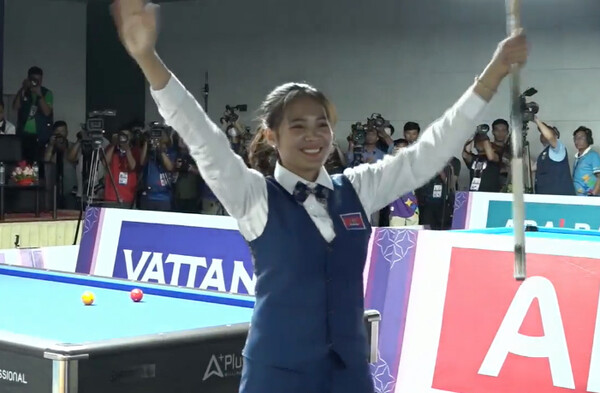 '제32회 2023 동남아시아게임' 여자 3쿠션 결승전에서 승리한 스롱 피아비가 두손을 들고 기뻐하고 있다.   사진=중계화면