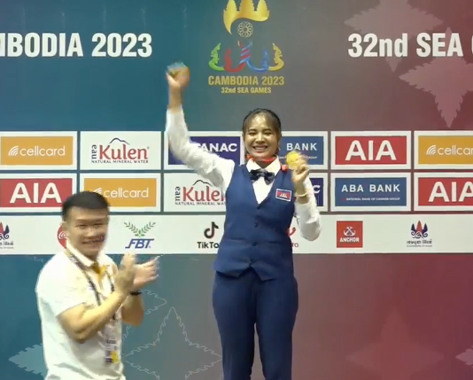 시상식에서 금메달을 목에 건 스롱. 