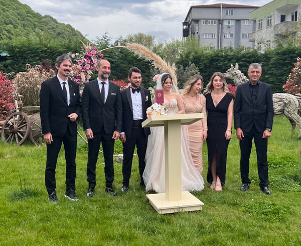 결혼식에 참석한 튀르키예당구연맹의 에르산 에르칸 회장(맨 왼쪽)과 세미 사이그너(왼쪽 두 번째)가 신랑 신부와 기념 사진을 찍고 있다. 사진=에보큐 제공