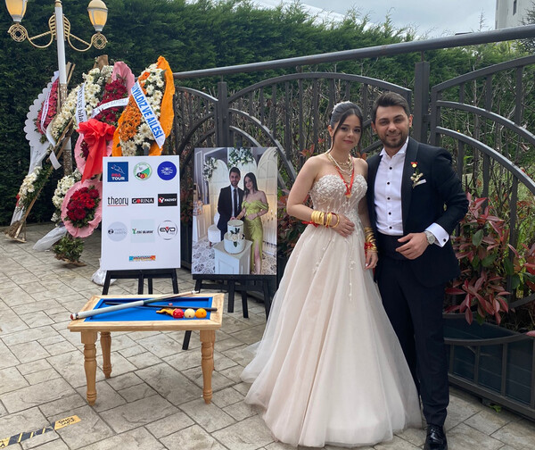 약혼녀 피나르 코세와 결혼식을 올린 잔 차팍. 사진=에보큐 제공