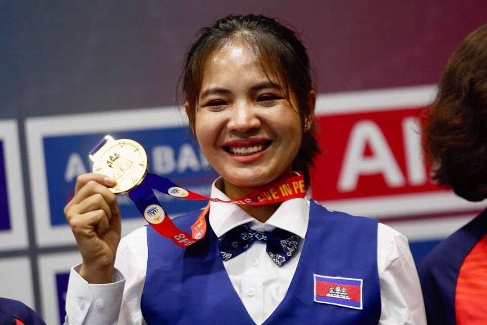 금메달을 목에 걸고 환하게 웃어 보이는 스롱 피아비. 사진=캄보디아당구연맹 제공